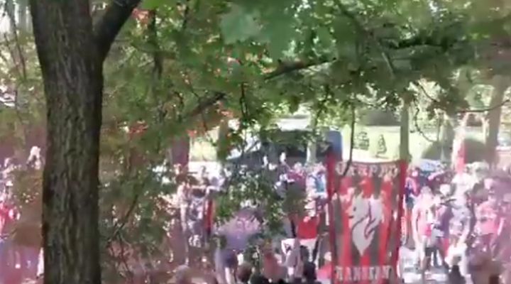 Navijači fudbalere Milana na spektakularan način ispratili u Bergamo