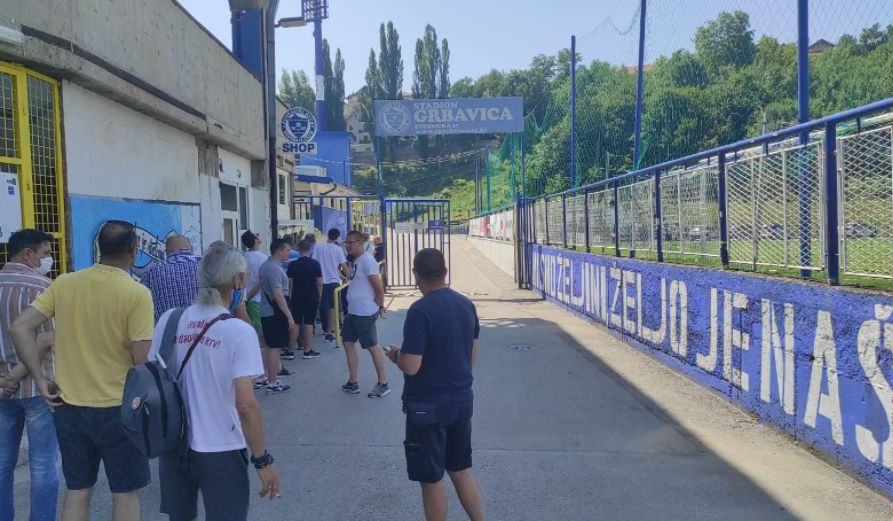 Oni najvjerniji su uvijek tu: Gužva na Grbavici, čekaju se sezonske ulaznice