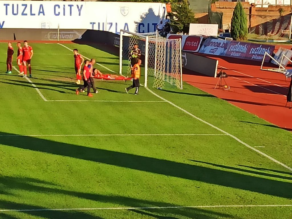 Feđa Dudić doživio veliki peh u 26. minuti susreta, igrač Veleža iznesen na nosilima