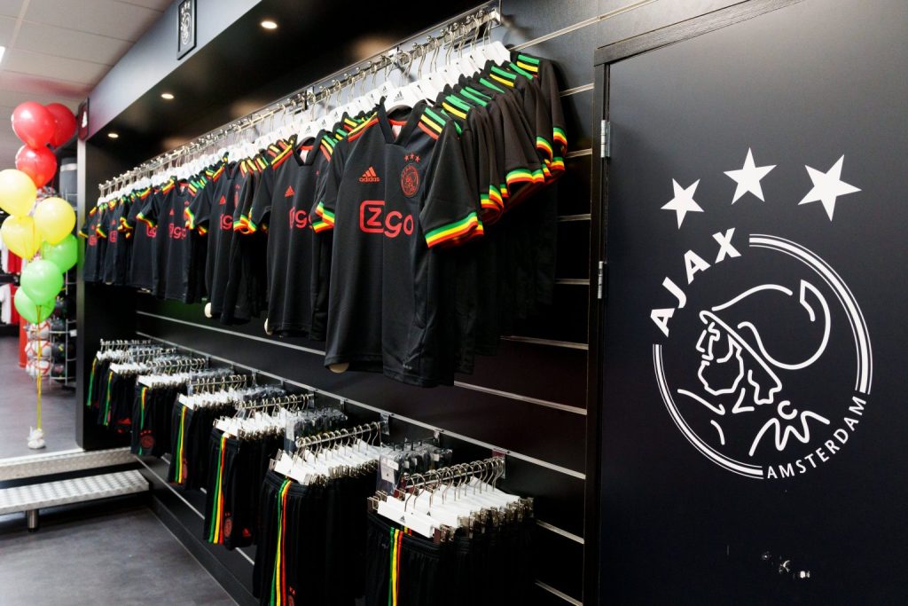 UEFA primorala Ajax da promijeni izgled dresa iz bizarnog razloga