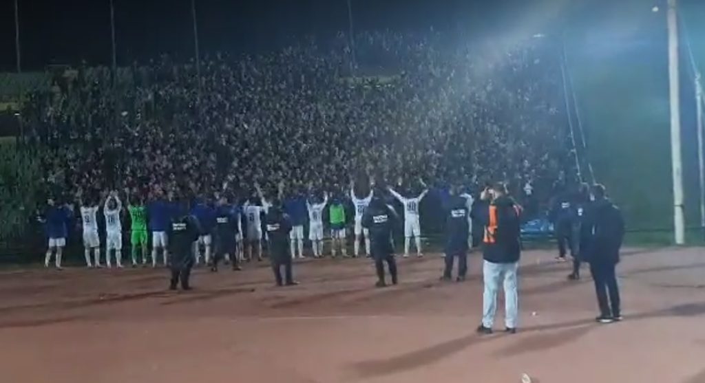 Navijači Željezničara podrška i pored poraza, pogledajte kako su ispratili igrače (VIDEO)
