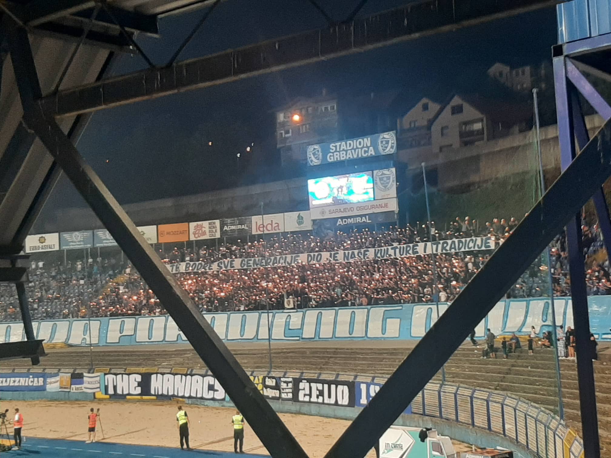 Manijaci priredili zaista neobičan dekor na južnoj tribini (FOTO)
