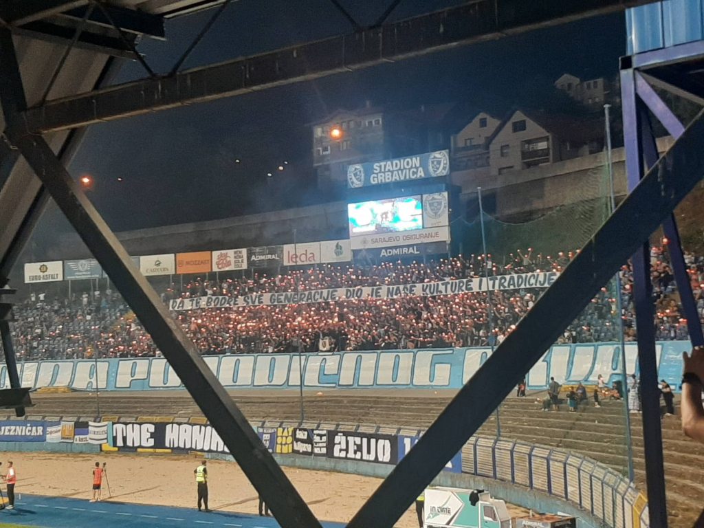 Manijaci priredili zaista neobičan dekor na južnoj tribini (FOTO)