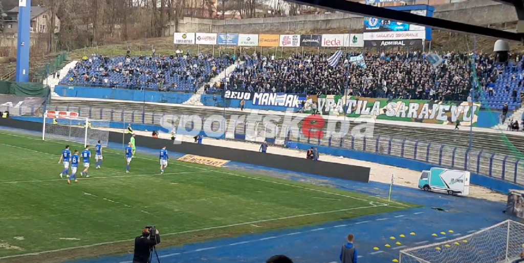 Neobična situacija: Manijaci na poluvremenu pozvali igrače pred tribinu (VIDEO)
