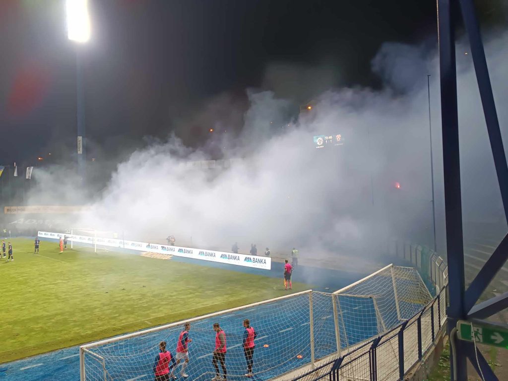 Neobičan pyro-show Manijaka na utakmici protiv Širokog (VIDEO)