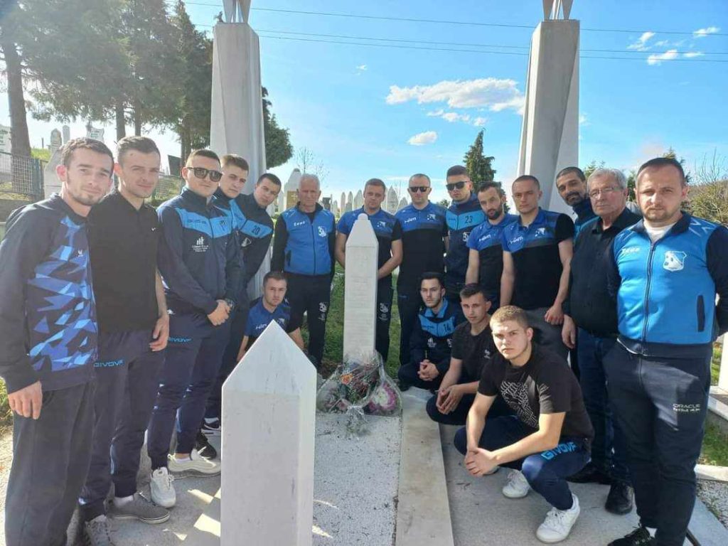 Fudbaleri bh. niželigaša posjetili mezarje i fatihom se prisjetili Hajrudina Mešića
