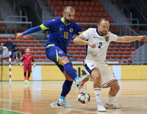 Bosna i Hercegovina razmontirala Englesku u gostima, petarda u mreži domaćina!</a>