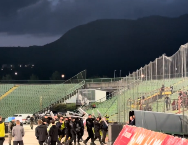 Bijes navijača na Koševu: Sudije teren napustili pod zaštitom policijskih štitova! (VIDEO)</a>