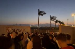 Sevilla na ivici ponora: Navijači srušili kapije trening centra, policija spašavala igrače! (VIDEO)