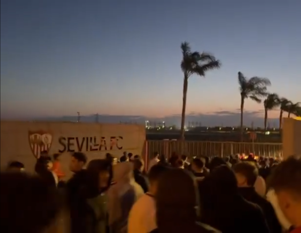 Sevilla na ivici ponora: Navijači srušili kapije trening centra, policija spašavala igrače! (VIDEO)</a>