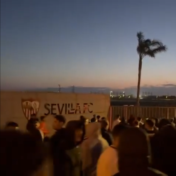 Sevilla na ivici ponora: Navijači srušili kapije trening centra, policija spašavala igrače! (VIDEO)