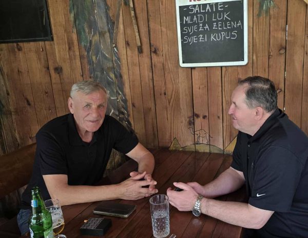 Priča iz kafane u Puračiću: Novinar koji je lovio Ibrahimovića našao Rifata Mehinovića – nekad zvijezdu Slobode i Prištine</a>