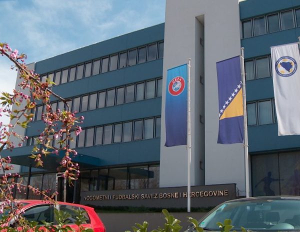 Pirotehnika i rasizam: Rekordne kazne nakon haosa na tribinama, Željo i Sarajevo najgore prošli!</a>