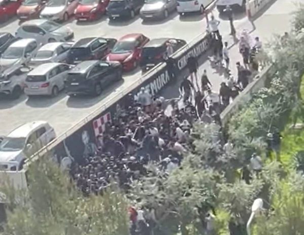 Masovna tučnjava Torcide i Bad Blue Boysa uoči derbija na Poljudu</a>