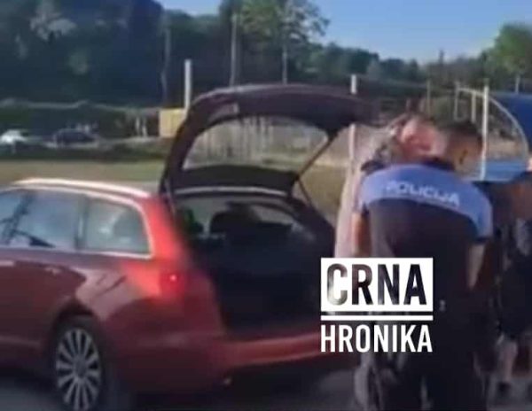 Incident na fudbalskoj utakmici: Pogledajte kako je MUP ZDK priveo navijača Žepča</a>