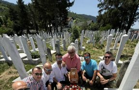Delegacije Želje i Sarajeva obišle mezar Dženana Ušćuplića prije današnjeg derbija