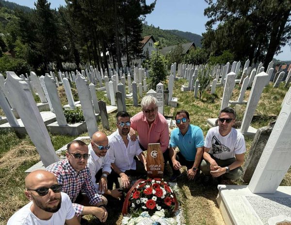 Delegacije Želje i Sarajeva obišle mezar Dženana Ušćuplića prije današnjeg derbija</a>
