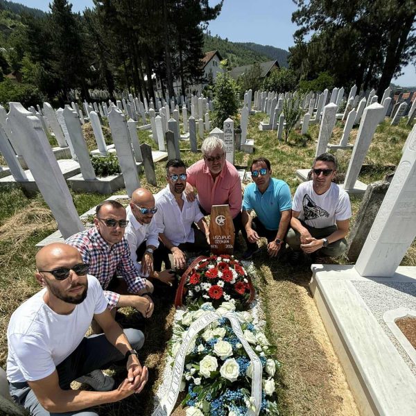 Delegacije Želje i Sarajeva obišle mezar Dženana Ušćuplića prije današnjeg derbija