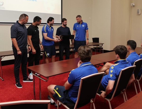 Veče suza i ponosa: Pjanić se emotivno oprostio, Kolašinac dirnuo sve! (FOTO)</a>