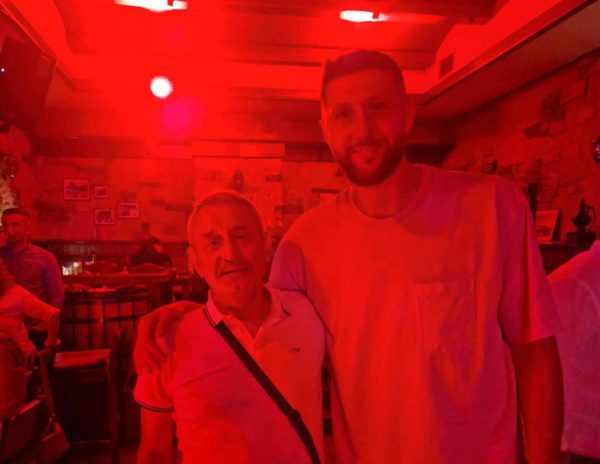 Pogledajte kako se zabavlja Jusuf Nurkić u kultnom restoranu, društvo mu pravio rođak Miralema Pjanića! (VIDEO)</a>