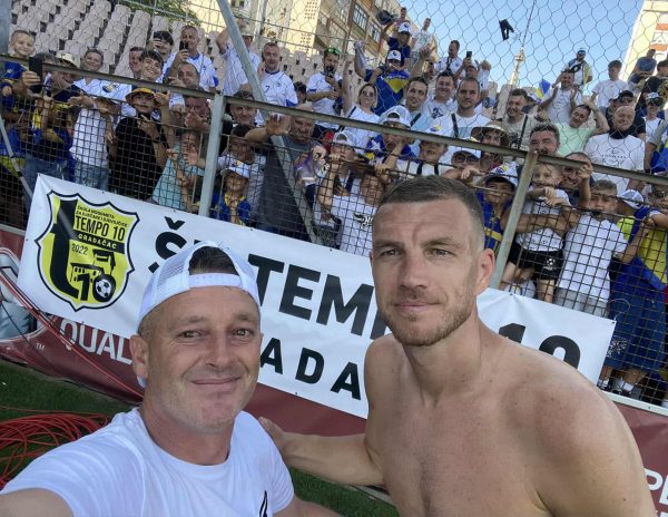 Džeko oduševio mališane iz Gradačca</a>