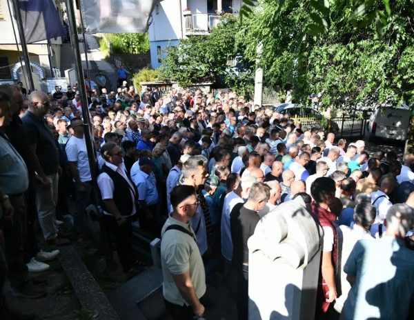 Dženaza Adisu Mulahasanoviću: Ispraćaj uz šapat i suze</a>