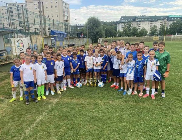 Ljetni fudbalski kup Banovići: Mladi fubaleri SK Bambi Tuzla ponijeli četiri zlatne medalje s turnira</a>