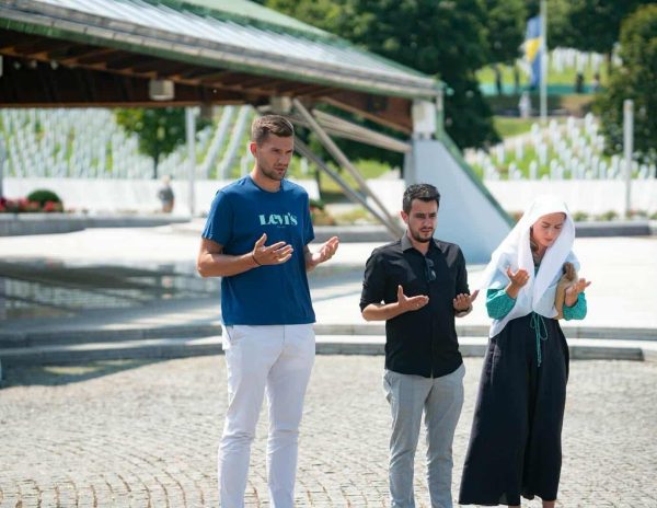 Sjećanje, poštovanje, dostojanstvo: Emir Sulejmanović u emotivnoj posjeti Memorijalnom centru Srebrenica (FOTO)</a>