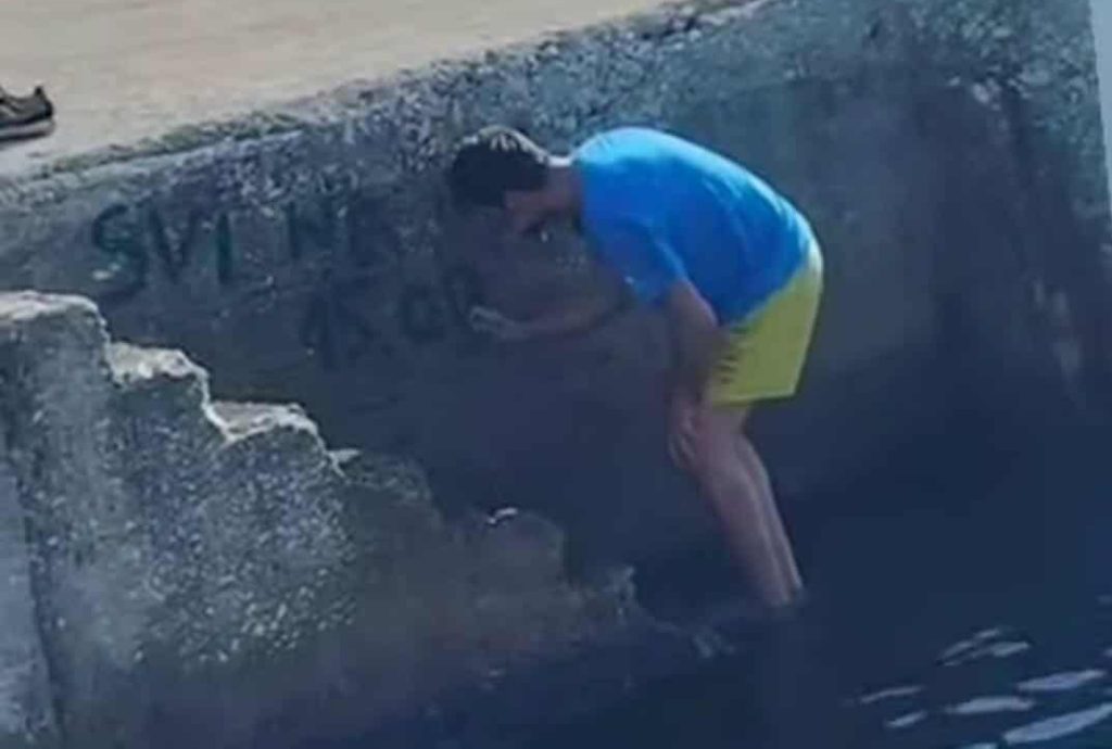 U Dalmaciji uz more osvanuo grafit: Svi na Grbavicu. Autor je čovjek koji je posebno vezan za Želju