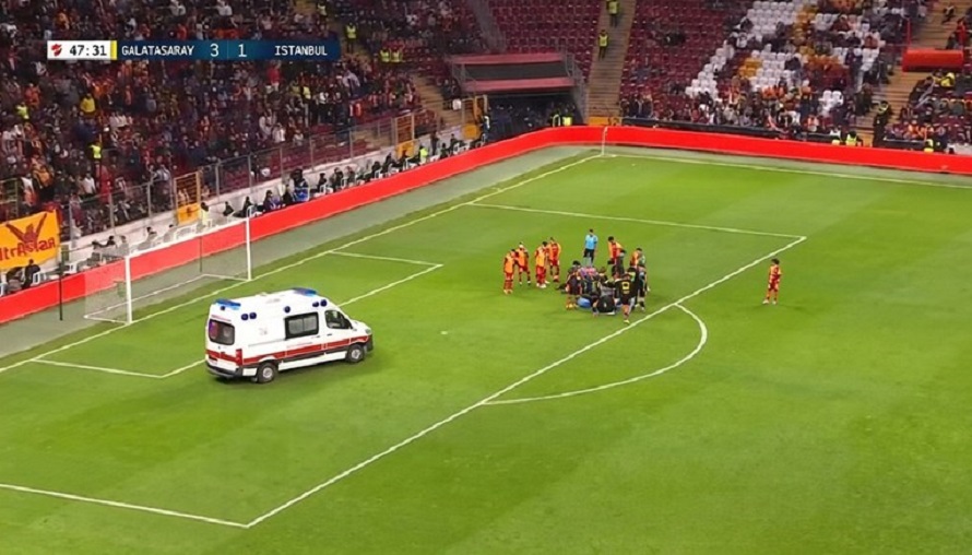 Stadion je zanijemio u Turskoj: Igraču vadili jezik