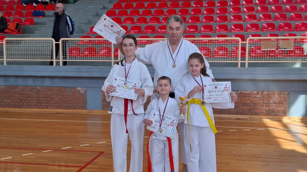 Mladi karatisti iz Kaknja osvojili četiri zlatne medalje na turniru u Srbiji takmičari karate klub sakib bitić kakanj