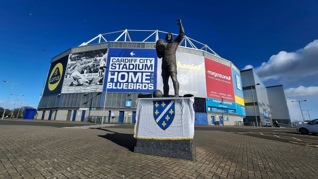 (FOTO) Ispred stadiona u Kardifu ponosno se vijori zastava sa ljiljanima