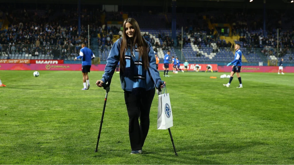 Emotivan trenutak na Grbavici: Ella Jovanović dočekana aplauzom navijača Željezničara
