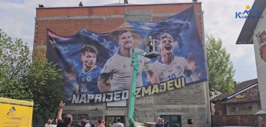Najveći bilbord podrške Zmajevima osvanuo u Kozarcu! (VIDEO) Trenutak postavljanja bilborda