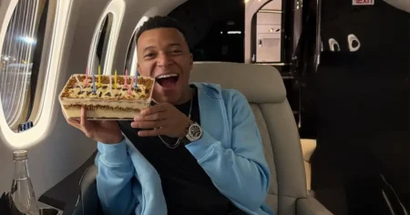 mbappe kolaci u avionu