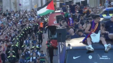 zastava palestine na busu s igracima barcelone