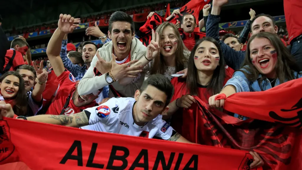 Tenzije u Albaniji: Navijači divljali i zviždali himni Izraela, slavlje fudbalera umalo izazvalo tuču na terenu Navijači Albanije