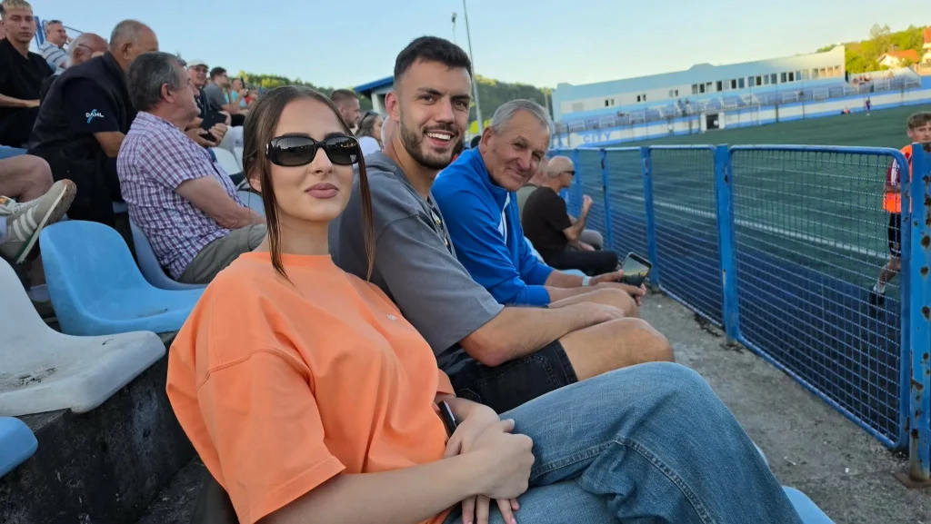 Najbolji igrač Veleža i najtraženiji napadač u BiH sa suprugom gledao utakmicu Prve lige FBiH Spahić sa suprugom na Barama