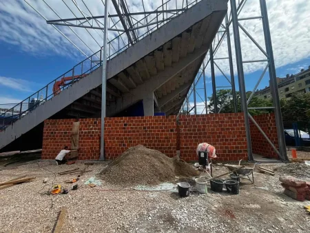 Gradski stadion dobija novo ruho: Borac najavio završnu fazu radova na „istoku“ Radovi u završnoj fazi
