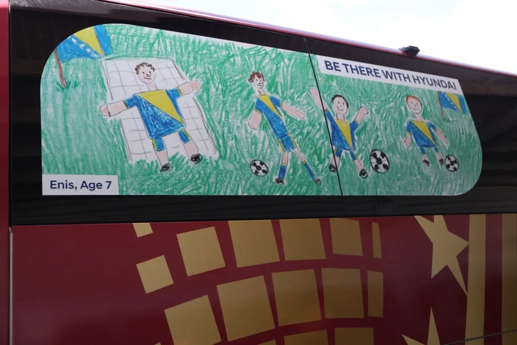 Zmajevi dobili prepoznatljiv autobus za mundijalsku avanturu (FOTO) Crtežom mladog navijača Enisa (7 godina)