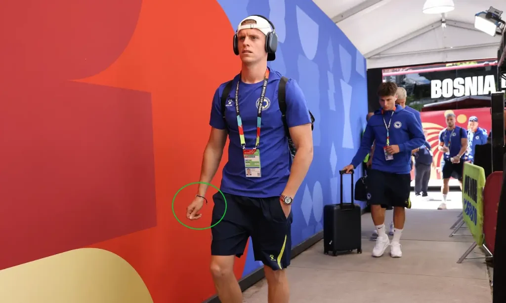 Edin Džeko i Saed Kolašinac cijeloj reprezentaciji poklonili specijalne narukvice dženis burnić