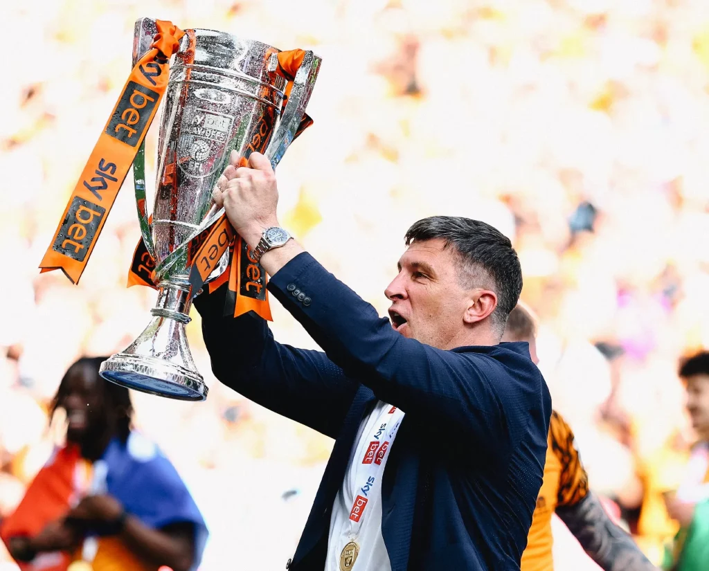 Jakirović u pregovorima sa Hullom o produženju saradnje Sergej Jakirović sa trofejom