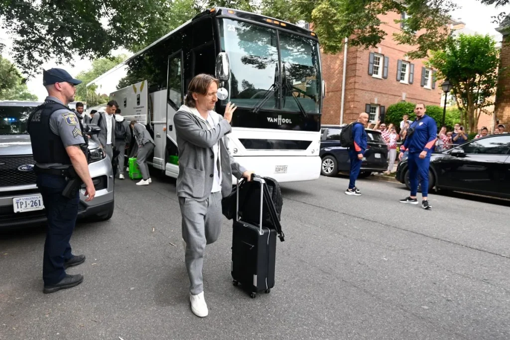 Modrić donio optimizam navijačima pred veliki okršaj sa Engleskom Modrić pozdravlja navijače