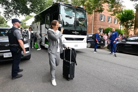 Modrić pozdravlja navijače